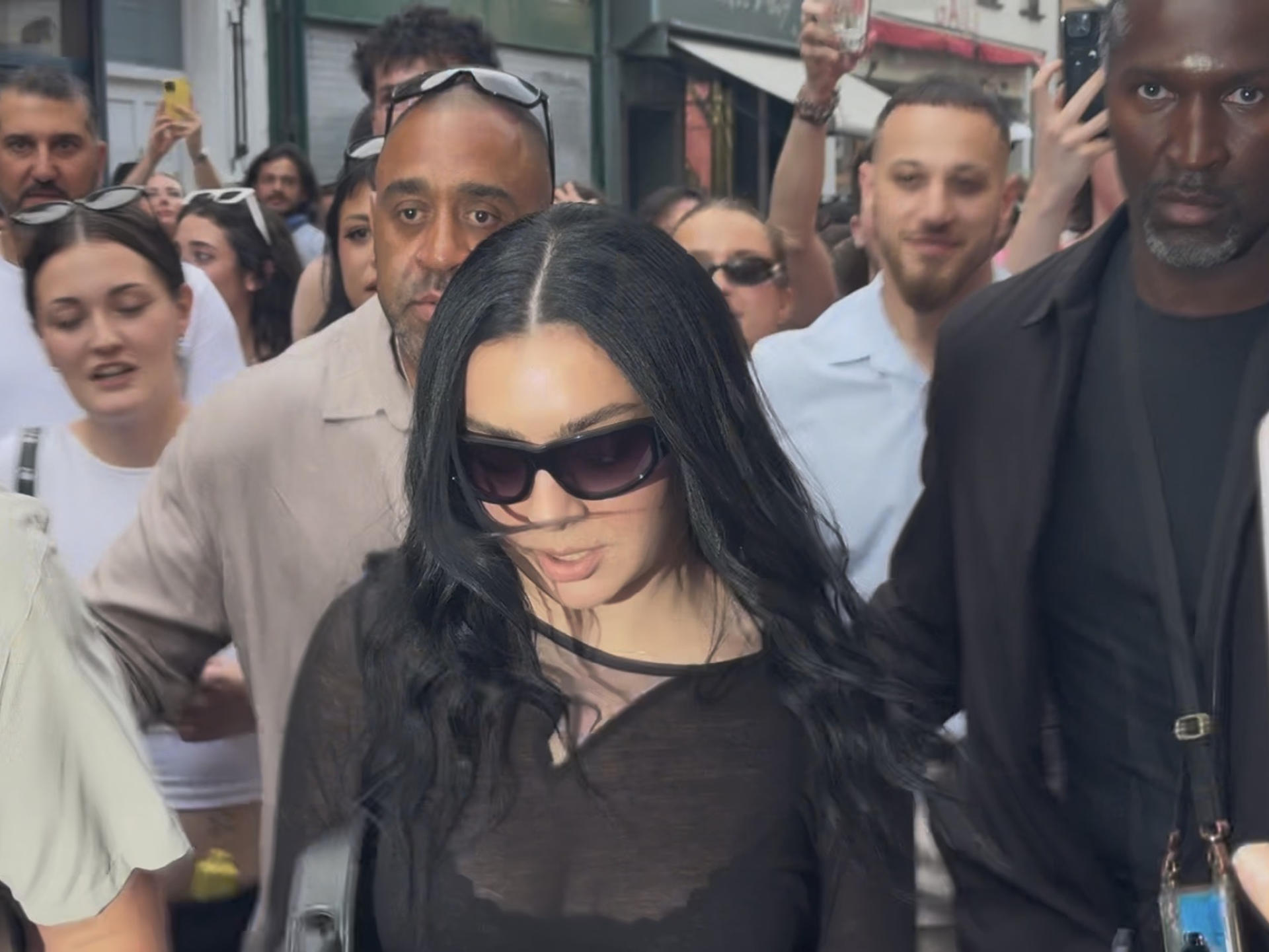 Charli XCX este sábado en Londres en dos eventos gratuitos: un coloquio sobre su proceso creativo y una fiesta posterior en un bar. EFE/Raúl Bobé
