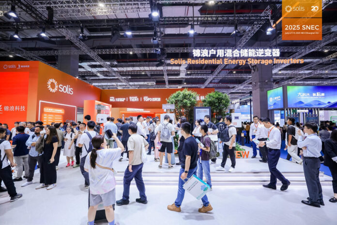 Fotografía del 11 de junio de 2025 cedida por Solis Latam que muestra a personas caminando por el pabellón de Solis en la 18.ª edición de la feria SNEC China en Shanghái (China). EFE/ Solis Latam /SOLO USO EDITORIAL/ NO VENTAS/ SOLO DISPONIBLE PARA ILUSTRAR LA NOTICIA QUE ACOMPAÑA (CRÉDITO OBLIGATORIO)
