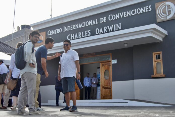 Fotografía de archivo de un grupo de personas frente a la entrada principal del Centro Internacional de Convenciones Charles Darwin, en la isla de San Cristóbal (Archipiélago de las Galpapagos, Ecuador). EFE/Fernando Gimeno
