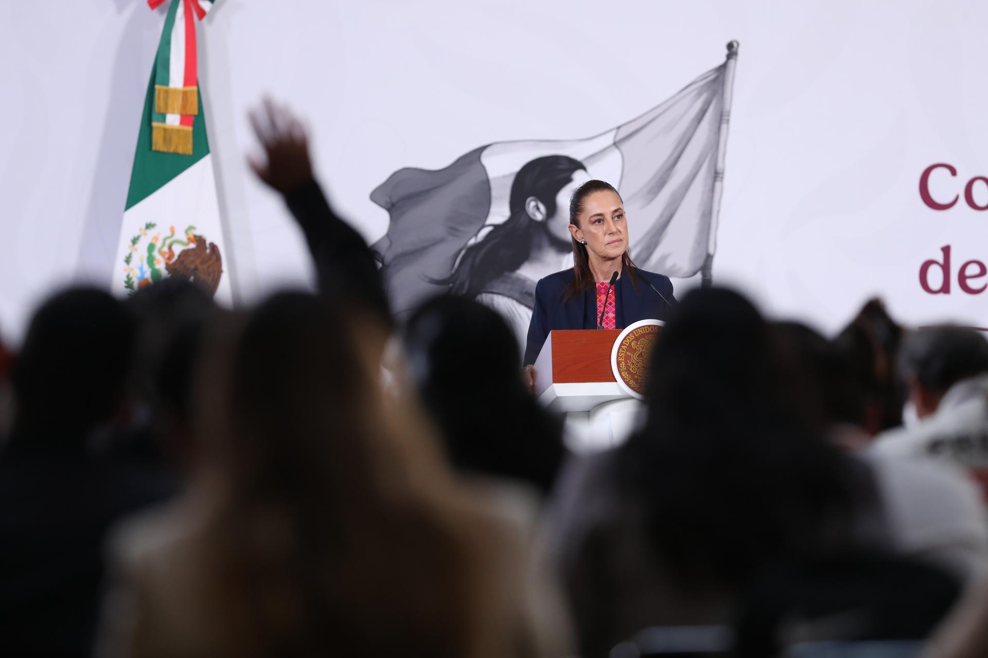 La presidenta de México, Claudia Sheinbaum, habla durante una rueda de prensa este lunes, en el Palacio Nacional de Ciudad de México (México). EFE/Mario Guzmán
