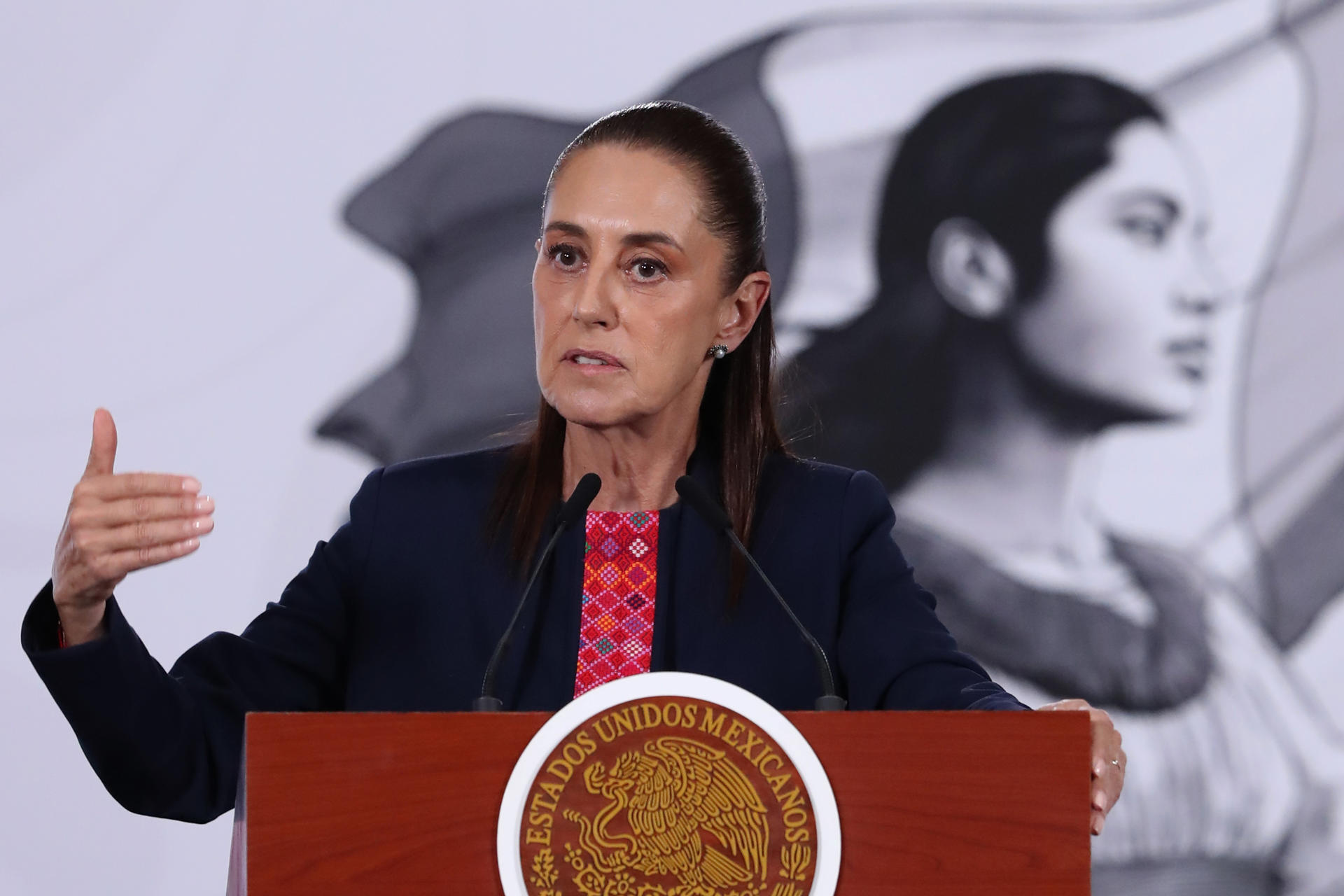 La presidenta de México, Claudia Sheinbaum, habla durante una rueda de prensa este lunes, en el Palacio Nacional de Ciudad de México (México). EFE/Mario Guzmán
