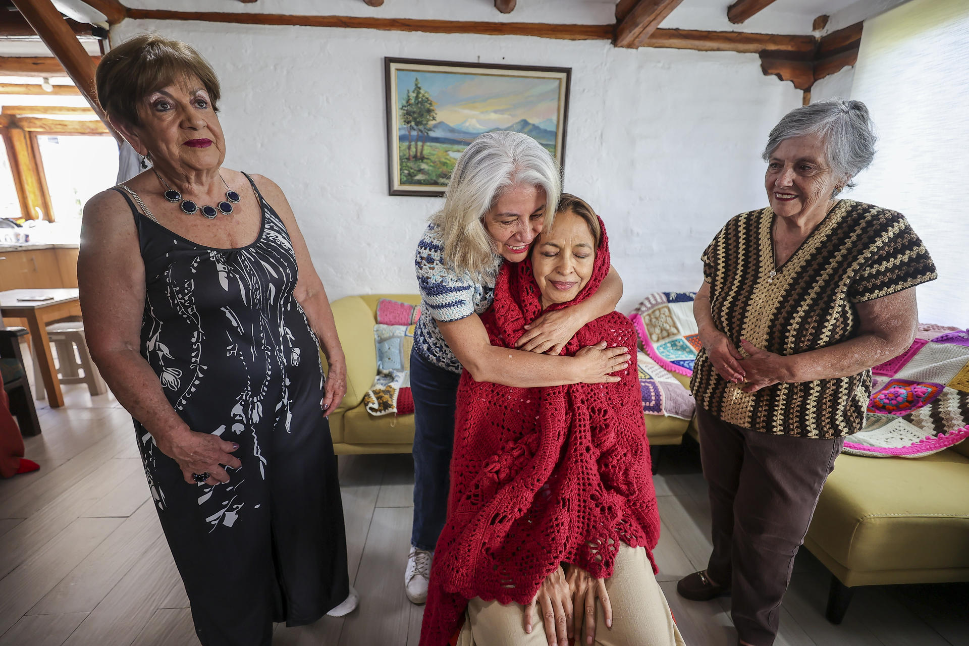 Fotografía tomada el pasado 19 de mayo en la que se captó a integrantes de una red de tejedoras de cobijas que comparten sus tejidos con personas que se recuperan de enfermedades, en Quito (Ecuador).. EFE/José Jácome
