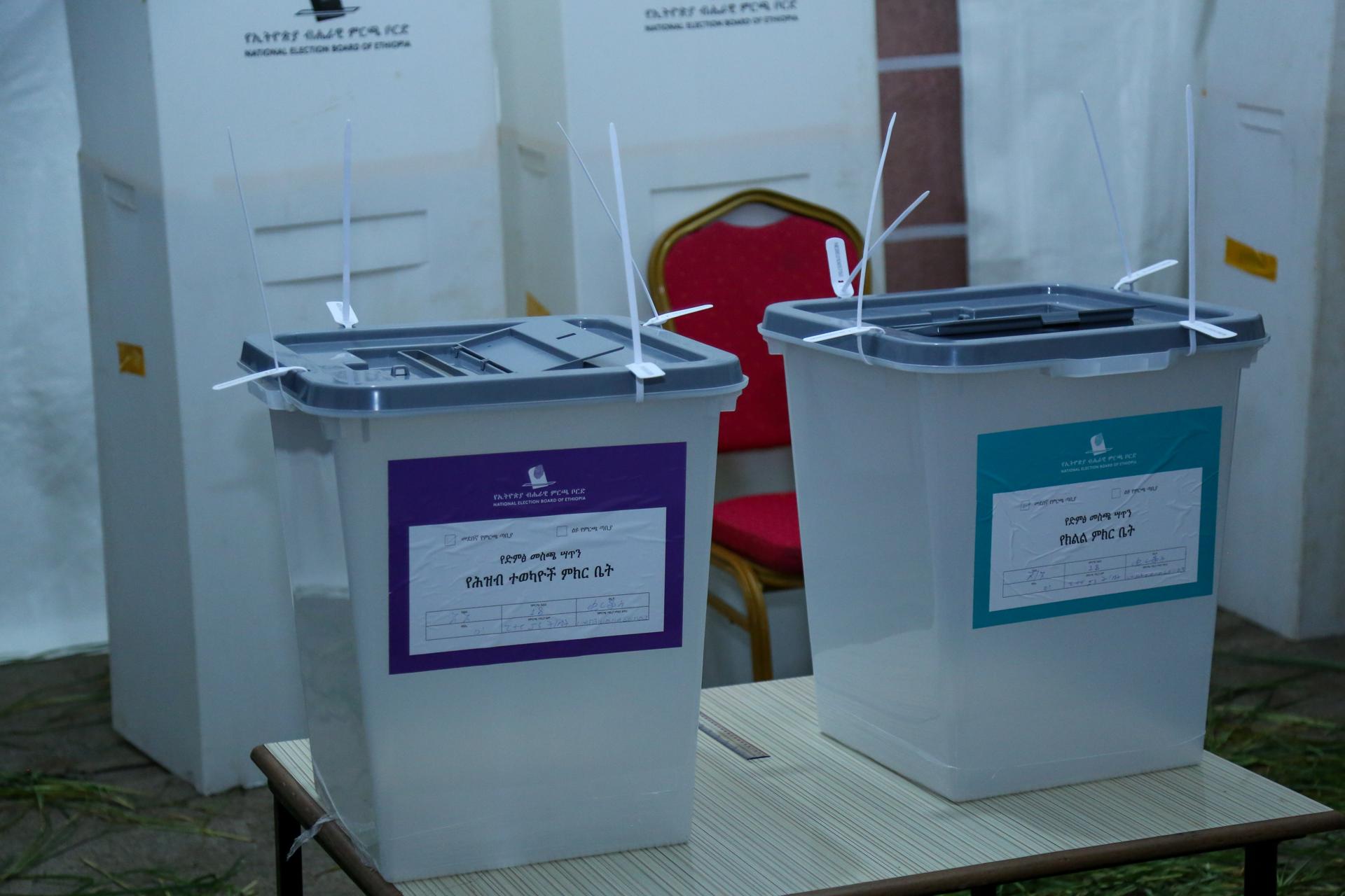 Adís Abeba, 1 jun (EFE).- Las séptimas elecciones generales de Etiopía se celebraron este lunes marcadas por problemas de seguridad que impidieron en varias circunscripciones una votación en la que el partido del primer ministro, Abiy Ahmed, partía como favorito indiscutible. EFE/EPA/STRINGER
