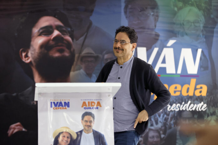 El candidato a la Presidencia de Colombia del partido Pacto Histórico, Iván Cepeda, fue captado este 1 de junio, durante una rueda de prensa, en Bogotá (Colombia). EFE/Carlos Ortega

