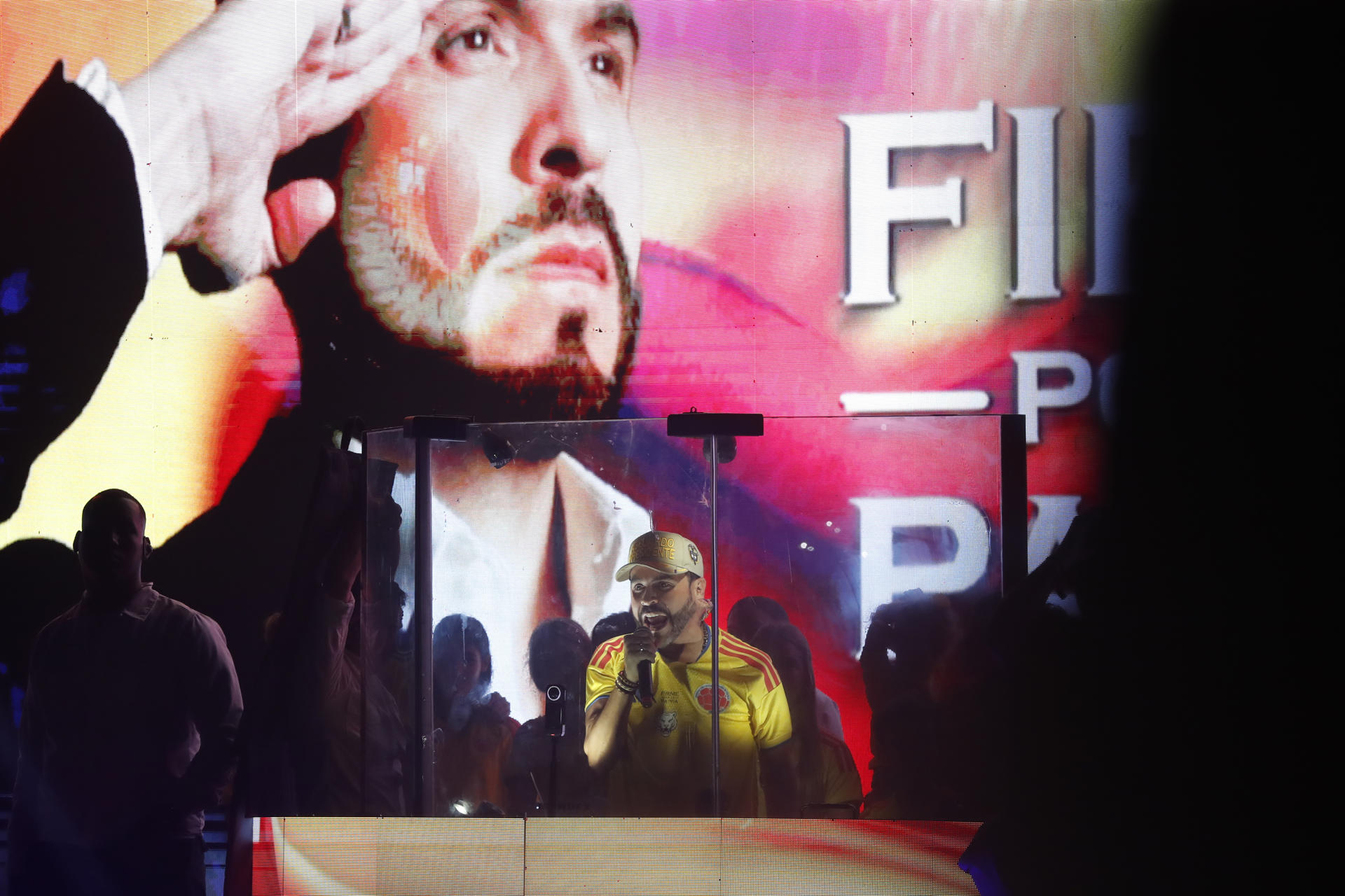 El candidato de ultraderecha a la presidencia de Colombia, Abelardo de la Espriella (c), fue captado este 31 de mayo, durante su discurso como ganador de la primera vuelta electoral, en Barranquilla (Colombia). EFE/Ernesto Guzmán

