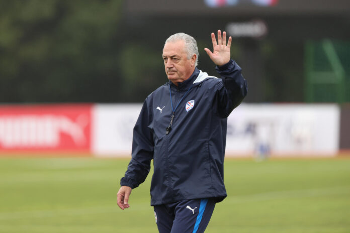 El entrenador Gustavo Alfaro, participa durante un entrenamiento de la selección paraguaya de fútbol en el Centro de Alto Rendimiento en Ypané (Paraguay). EFE/ Juan Pablo Pino
