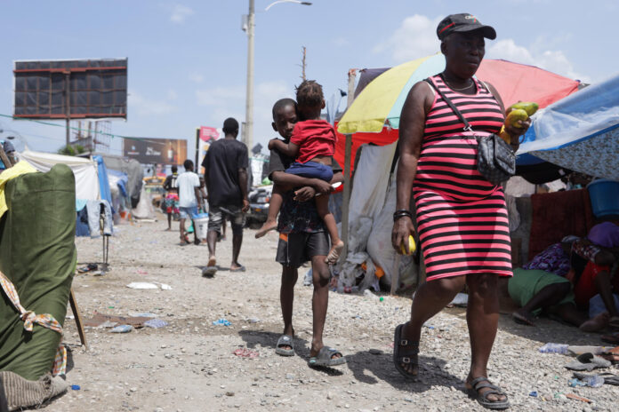 Familias desplazadas por la violencia en Haití fueron captadas el pasado 30 de mayo, en cercanías del Aeropuerto Internacional Toussaint Louverture, en Puerto Príncipe (Haití). EFE/Patrice Noel
