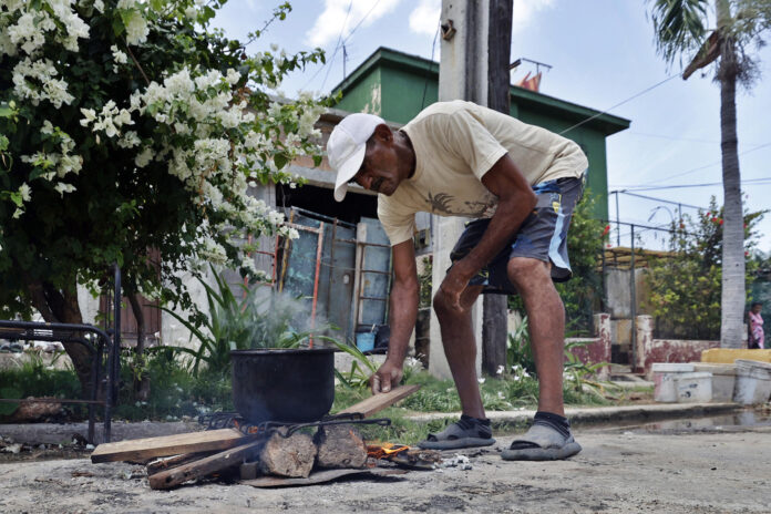 Fotografía del 29 de mayo de 2026 que muestra a una persona cocinando en la calle en La Habana (Cuba). EFE/Ernesto Mastrascusa
