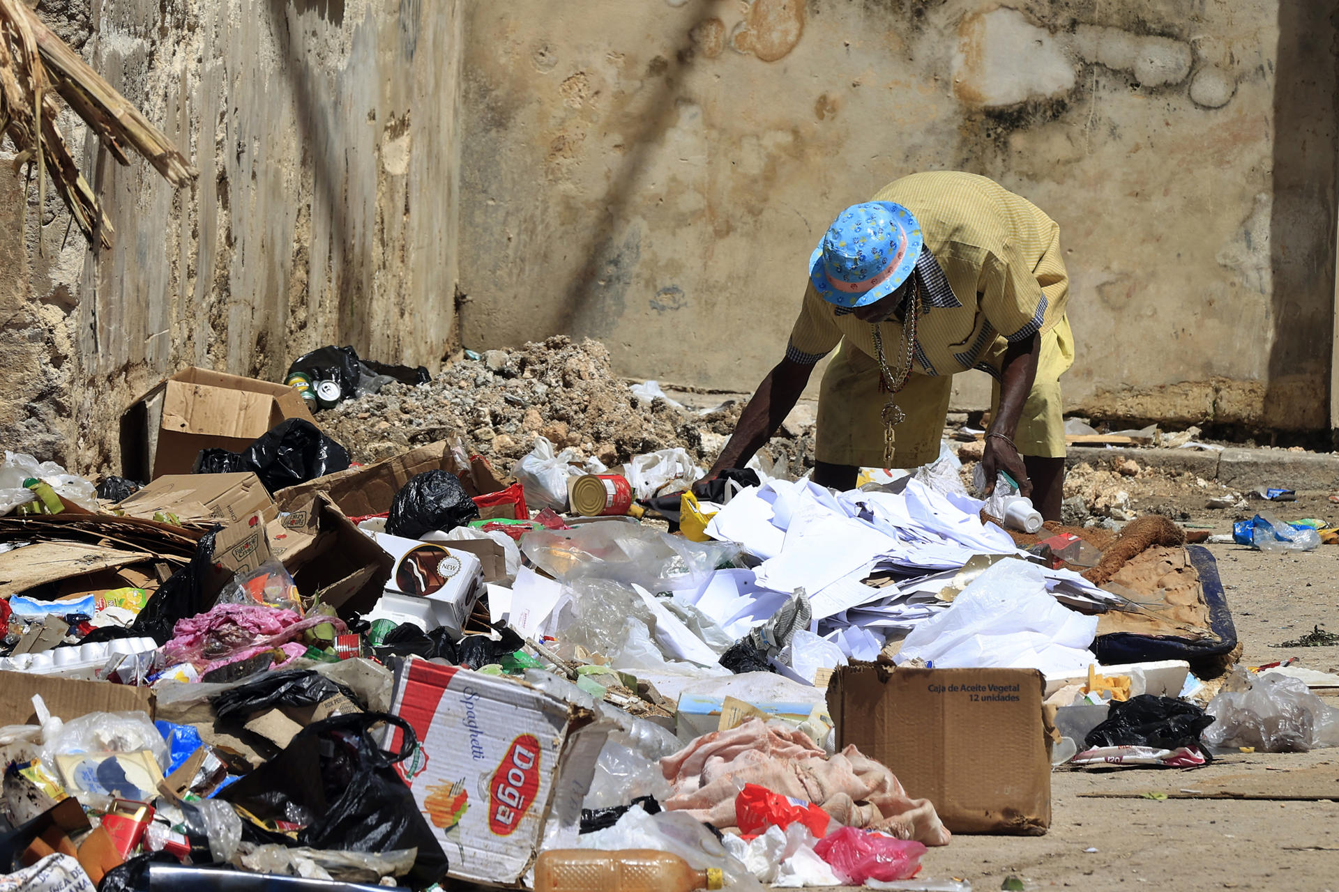 Fotografía del 29 de mayo de 2026 que muestra a una persona buscando objetos en la basura, en La Habana (Cuba). EFE/ Ernesto Mastrascusa
