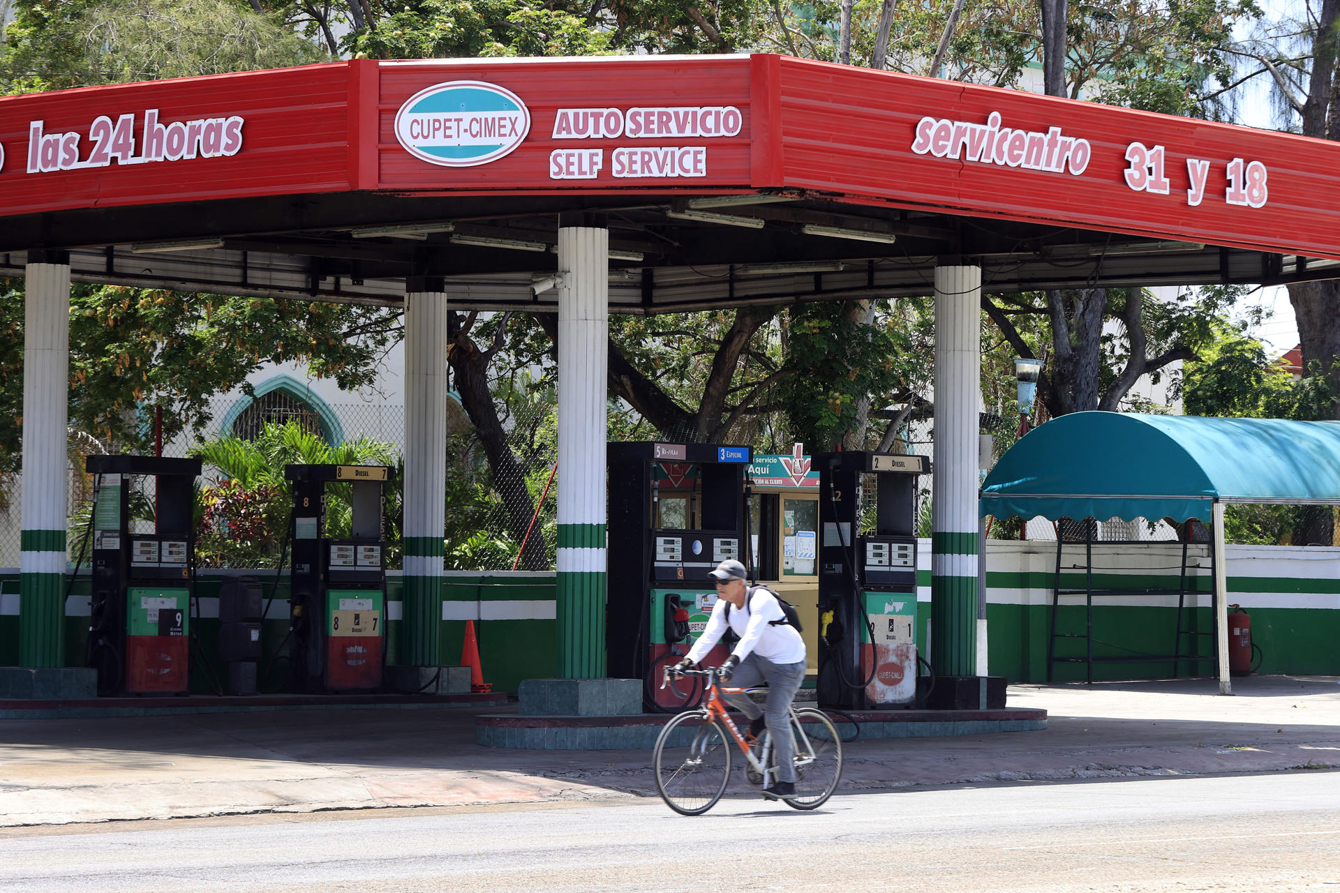Fotografía del 29 de mayo de 2026 que muestra a una persona pasando en bicicleta frente a una estación de gasolina cerrada en La Habana (Cuba). EFE/ Ernesto Mastrascusa
