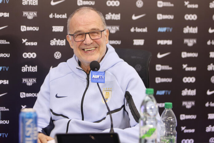 El seleccionador de Uruguay Marcelo Bielsa, en rueda de prensa en las instalaciones del Complejo Celeste en Canelones (Uruguay). EFE/Gastón Britos
