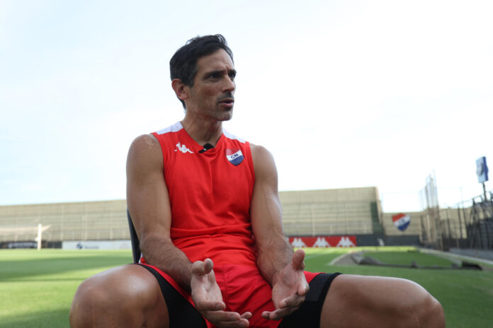 Fotografía del exjugador de la selección de Paraguay, Roque Santa Cruz, hablando en una entrevista con EFE en Asunción (Paraguay). EFE/ Juan Pablo Pino
