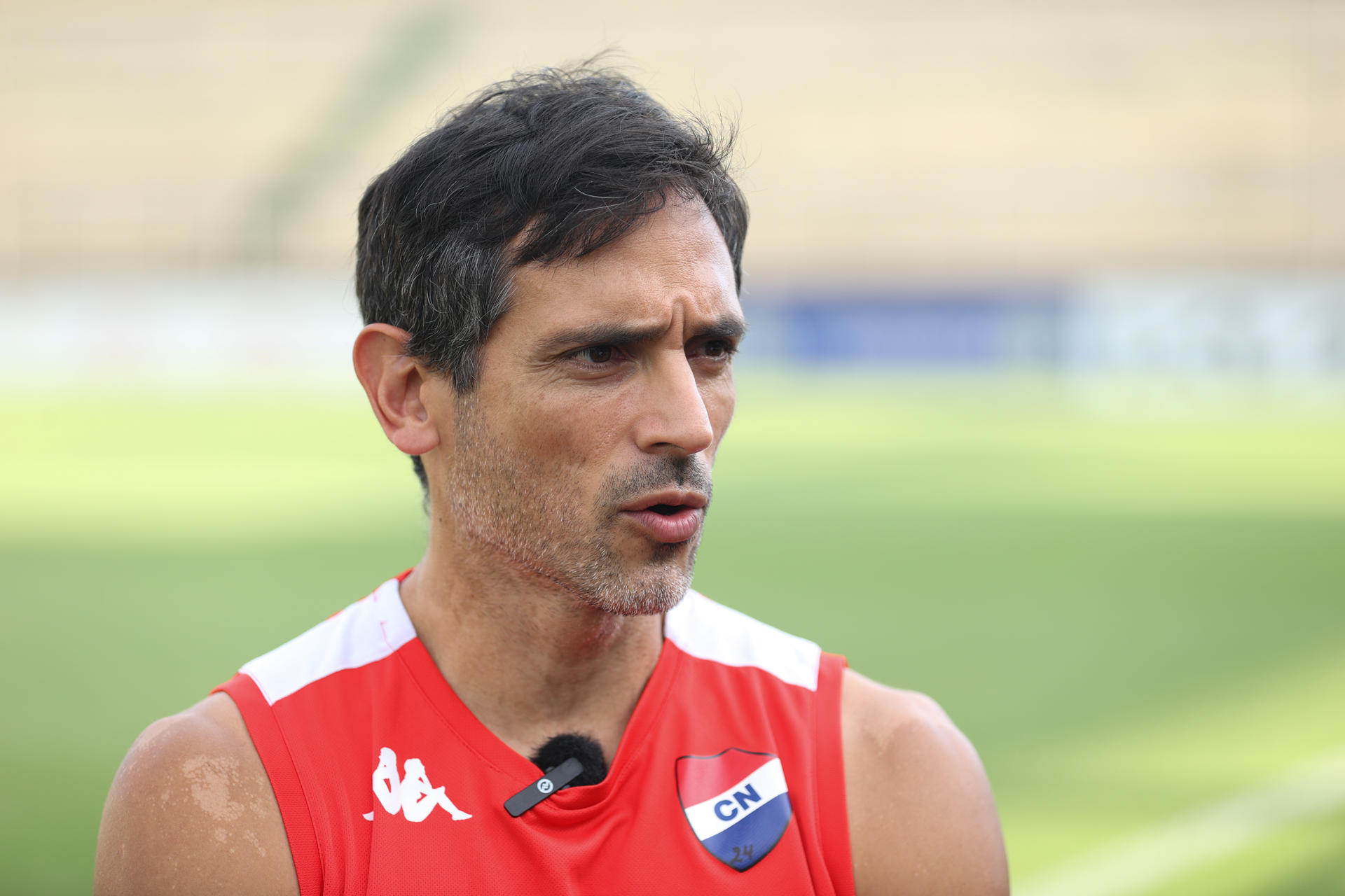Fotografía del exjugador de la selección de Paraguay, Roque Santa Cruz, hablando en una entrevista con EFE en Asunción (Paraguay).  EFE/ Juan Pablo Pino
