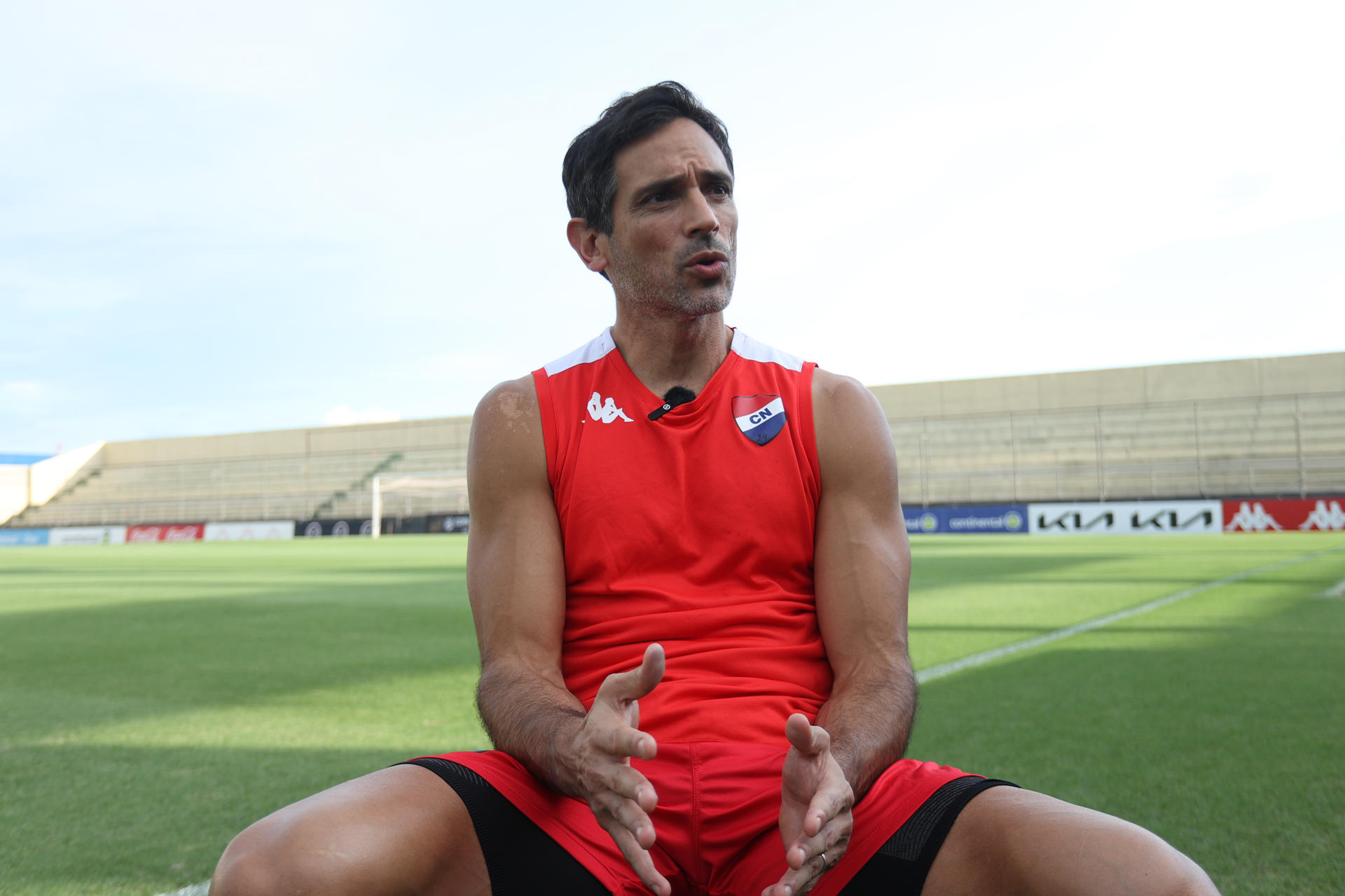 Fotografía del exjugador de la selección de Paraguay, Roque Santa Cruz, hablando en una entrevista con EFE en Asunción (Paraguay).  EFE/ Juan Pablo Pino
