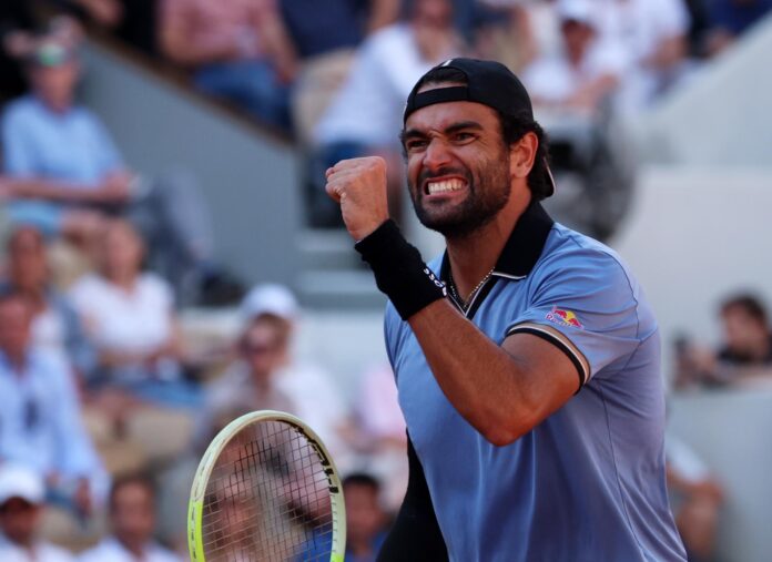 El italiano Matteo Berrettini en octavos de final de Roland Garros celebra un punto contra el argentino Juan Manuel Cerúndolo EFE/EPA/MOHAMMED BADRA
