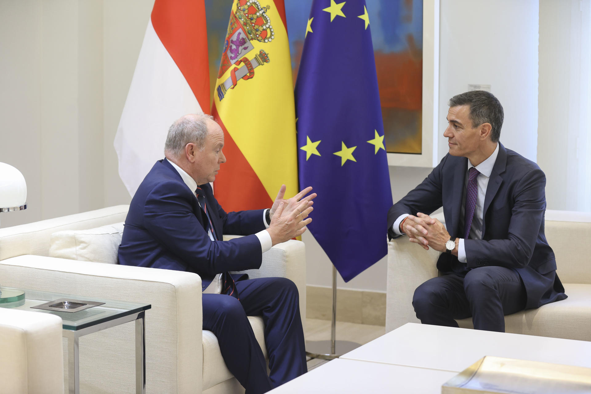El presidente del Gobierno español, Pedro Sánchez, conversa con el príncipe Alberto II de Mónaco, en el Palacio de la Moncloa, en Madrid. EFE/ Víctor Lerena
