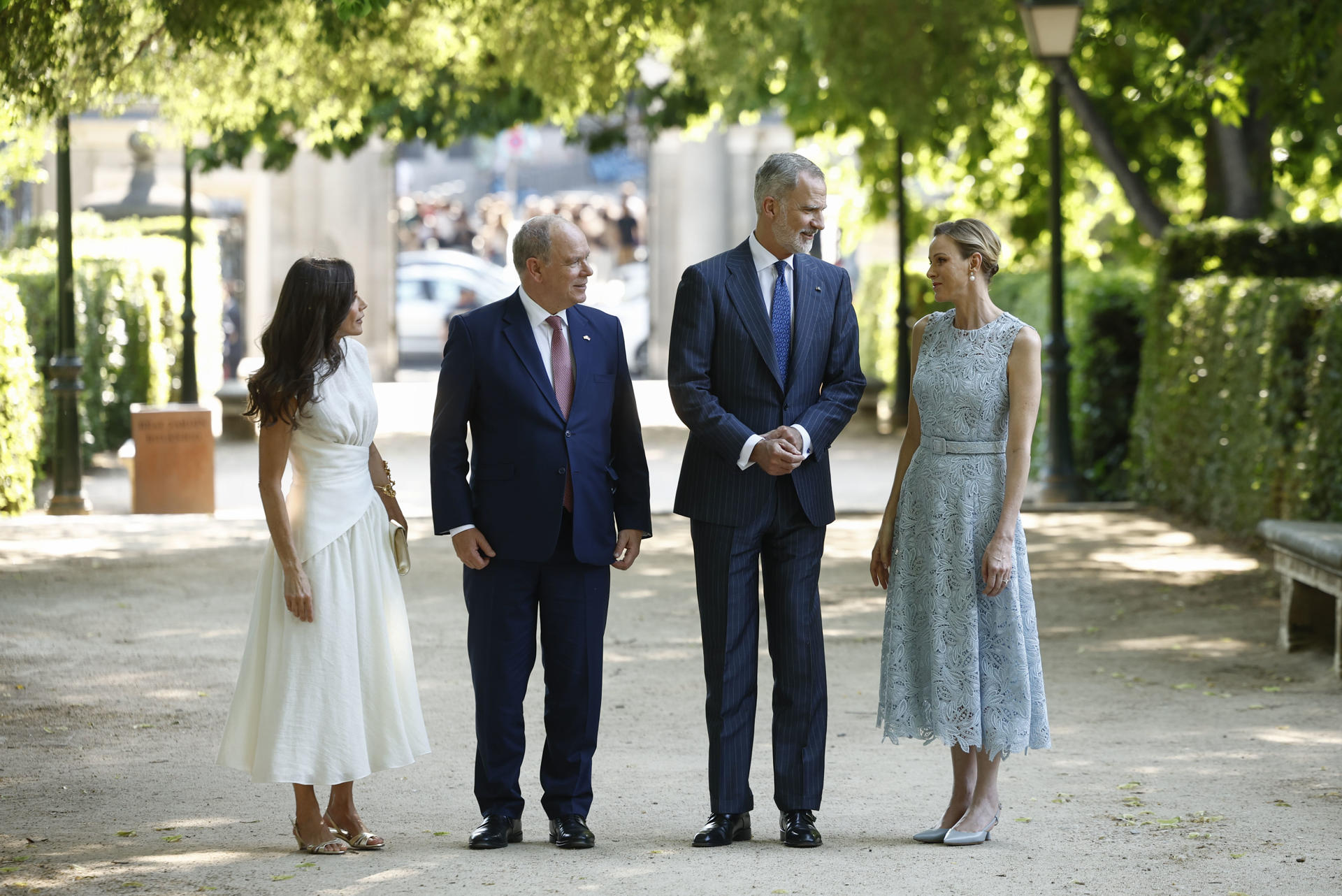 Los Reyes de España, Felipe VI y Letizia, acompañados por el príncipe Alberto de Mónaco, y la princesa Charlène, visitan las exposiciones conmemorativas del 150 aniversario de la apertura de la primera misión diplomática entre España y Mónaco, en el Real Jardín Botánico de Madrid. EFE/Daniel González

