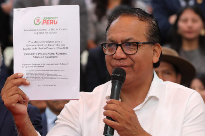 El candidato izquierdista a la Presidencia de Perú, Roberto Sánchez, fue captado este 1 de junio, durante la presentación de un nuevo plan de gobierno de cara a la segunda vuelta, en Lima (Perú). EFE/Paolo Aguilar
