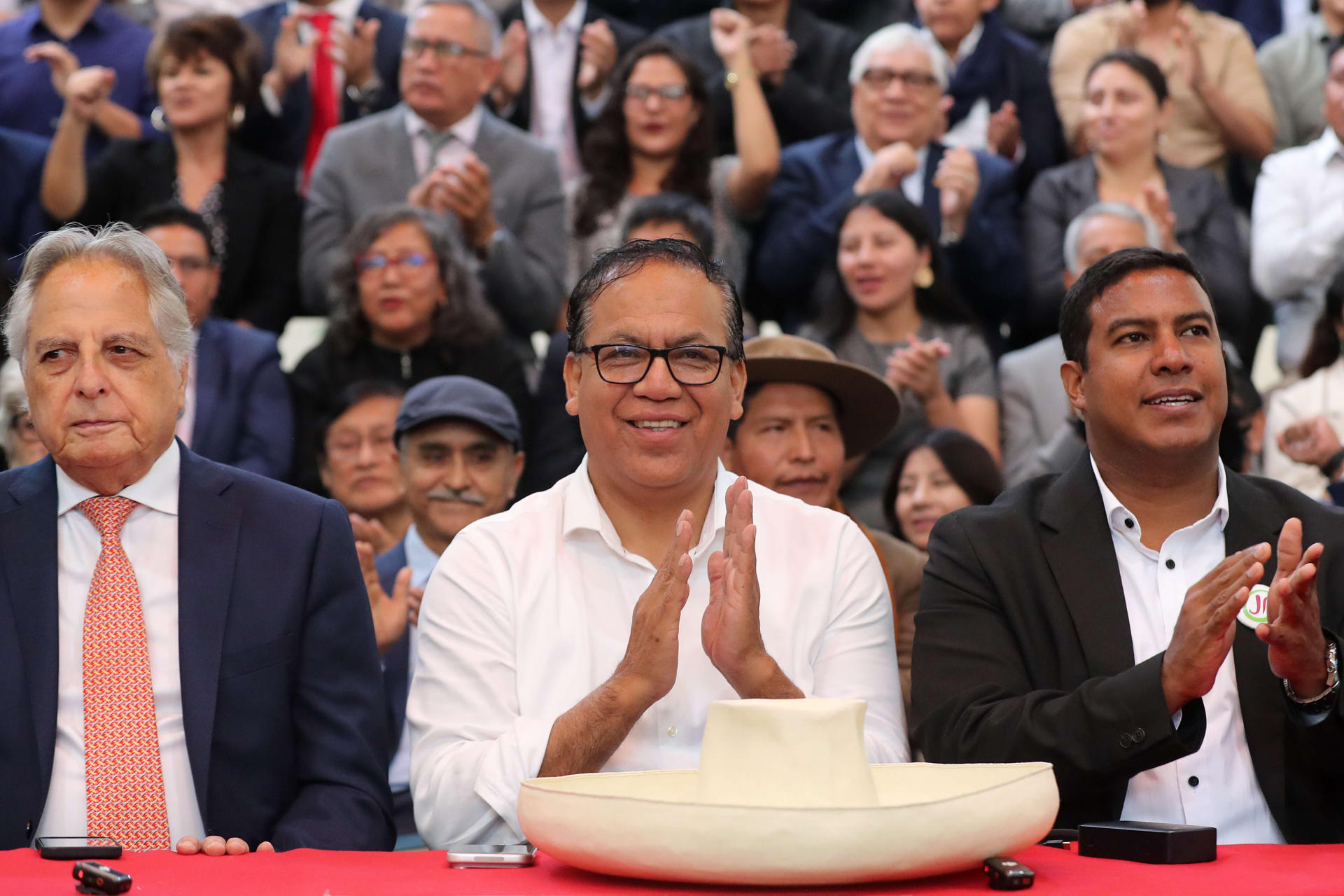 El candidato izquierdista a la Presidencia de Perú, Roberto Sánchez (c), fue captado este 1 de junio, durante la presentación de un nuevo plan de gobierno de cara a la segunda vuelta, en Lima (Perú). EFE/Paolo Aguilar

