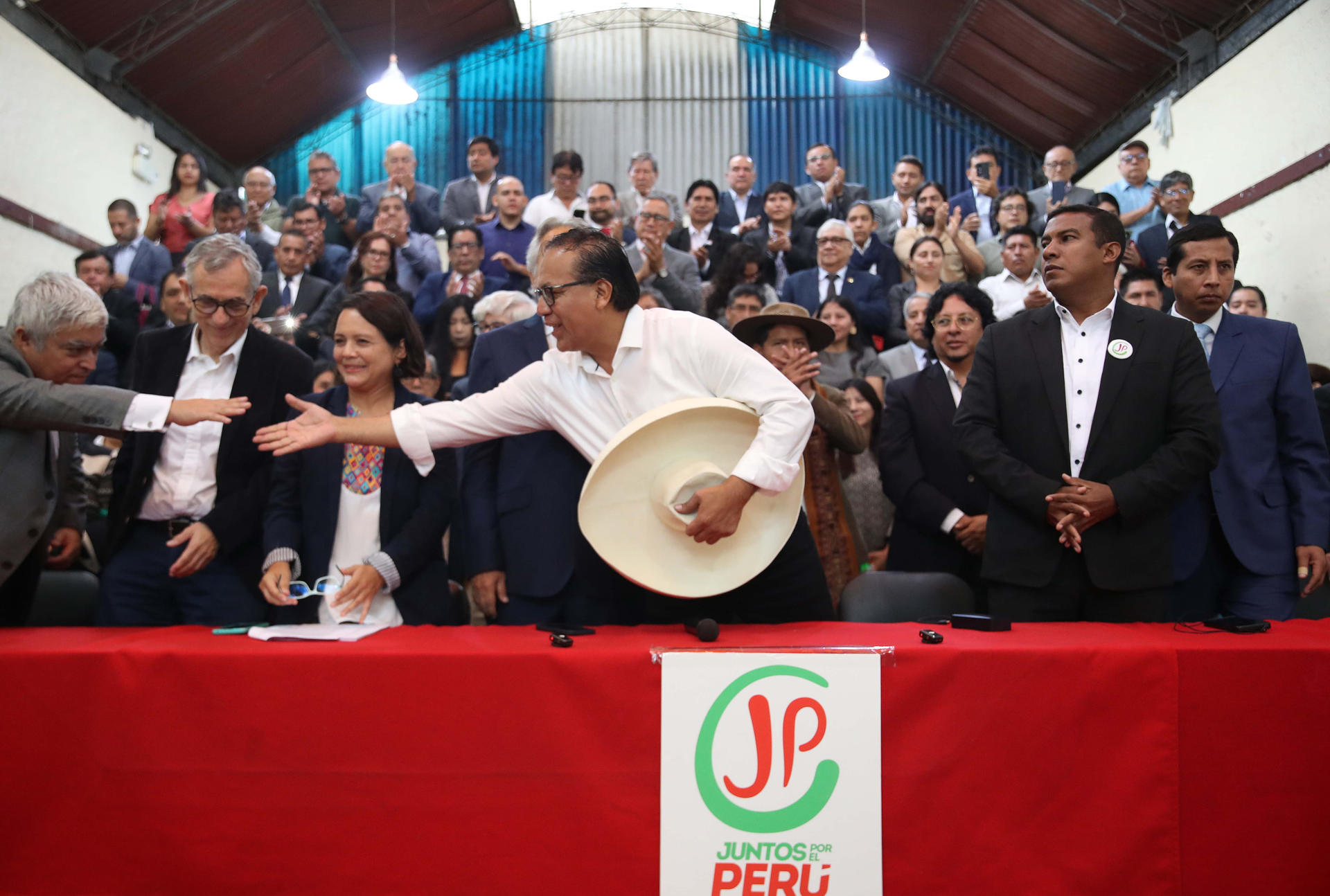 El candidato izquierdista a la Presidencia de Perú, Roberto Sánchez (c), fue captado este 1 de junio, durante la presentación de un nuevo plan de gobierno de cara a la segunda vuelta, en Lima (Perú). EFE/Paolo Aguilar
