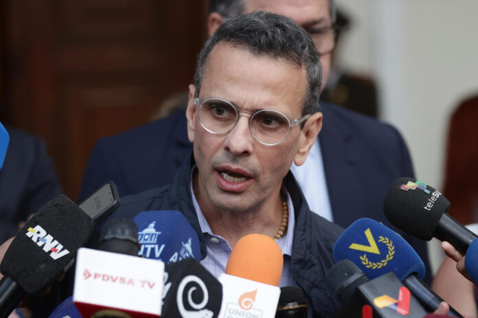 Fotografía de archivo en la que se registró al diputado opositor venezolano Henrique Capriles, al atender a la prensa, en Caracas (Venezuela). EFE/Ronald Peña
