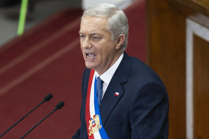 El presidente de Chile, José Antonio Kast, fue captado este 1 de junio, durante su primer discurso sobre el estado del país, ante el Parlamento, en Valparaíso (Chile). EFE/Adriana Thomasa
