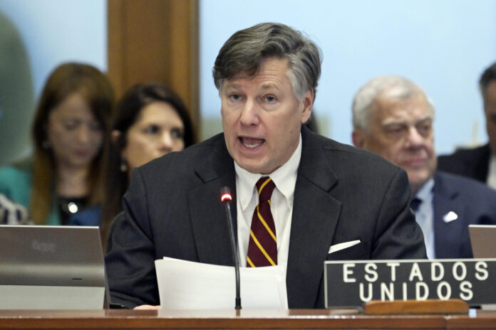 Fotografía de archivo en la que se captó al subsecretario de Estado de Estados Unidos, Christopher Landau, durante una sesión de la OEA, en Washington DC (EE.UU.). EFE/Lenin Nolly
