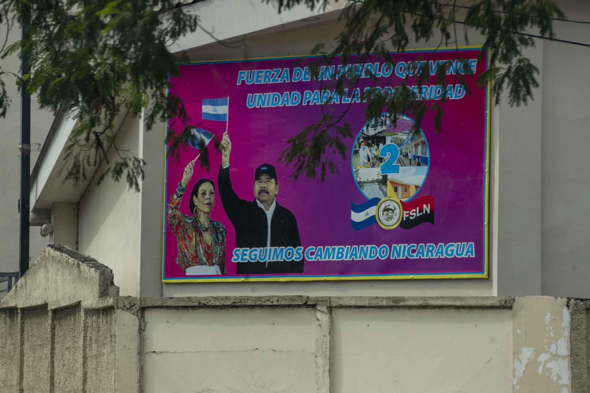 Fotografía de archivo de una pancarta publicitaria con la imagen de los copresidentes de Nicaragua, Daniel Ortega y Rosario Murillo, en Managua (Nicaragua). EFE/Jorge Torres
