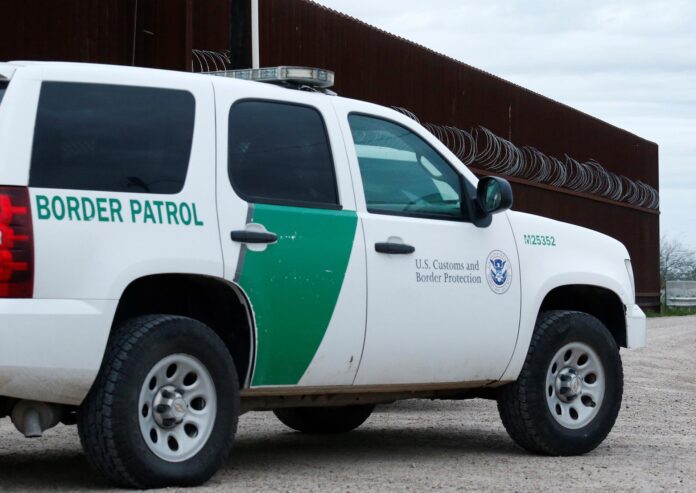 Un agente de la Patrulla Fronteriza de los Estados Unidos atraviesa una puerta en la cerca a lo largo del río Grande cerca de McAllen, Texas, EE. UU.Fotografía de archivo. EFE / LARRY W. SMITH
