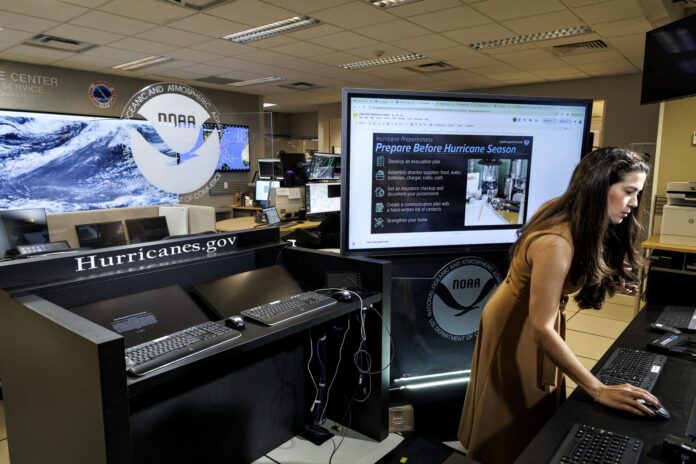 Un miembro del personal del Centro Nacional de Huracanes (NHC), parte de la Administración Nacional Oceánica y Atmosférica (NOAA), trabaja en la sede de la agencia en Miami, Florida, Estados Unidos, el 1 de junio de 2026. EFE/EPA/CRISTOBAL HERRERA-ULASHKEVICH
