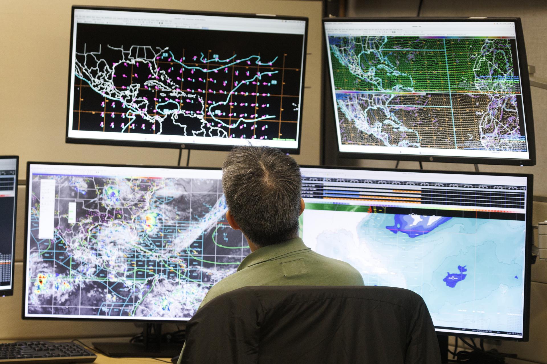 Un miembro del personal del Centro Nacional de Huracanes (NHC), parte de la Administración Nacional Oceánica y Atmosférica (NOAA), trabaja en la sede de la agencia en Miami, Florida, Estados Unidos, el 1 de junio de 2026. EFE/EPA/CRISTOBAL HERRERA-ULASHKEVICH
