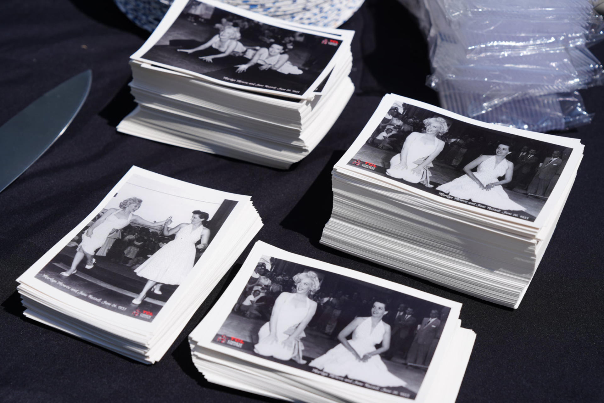Fotografía que muestra postales con la imagen de Marilyn Monroe durante la conmemoración de su centenario este lunes, en el TCL Chinese Theatre en Los Ángeles (Estados Unidos). EFE/ Omar Alonso
