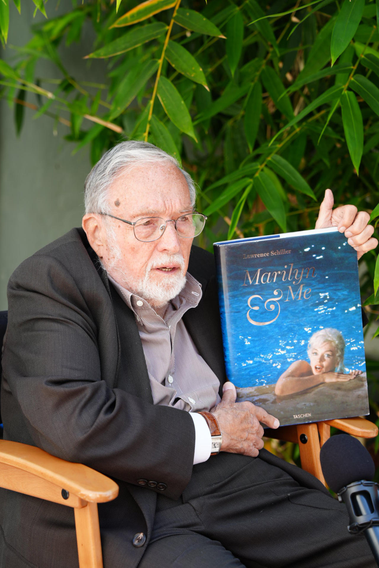 El fotógrafo Lawrence Schiller sostiene un libro durante la conmemoración del centenario de Marilyn Monroe este lunes, en el TCL Chinese Theatre en Los Ángeles (Estados Unidos). EFE/ Omar Alonso
