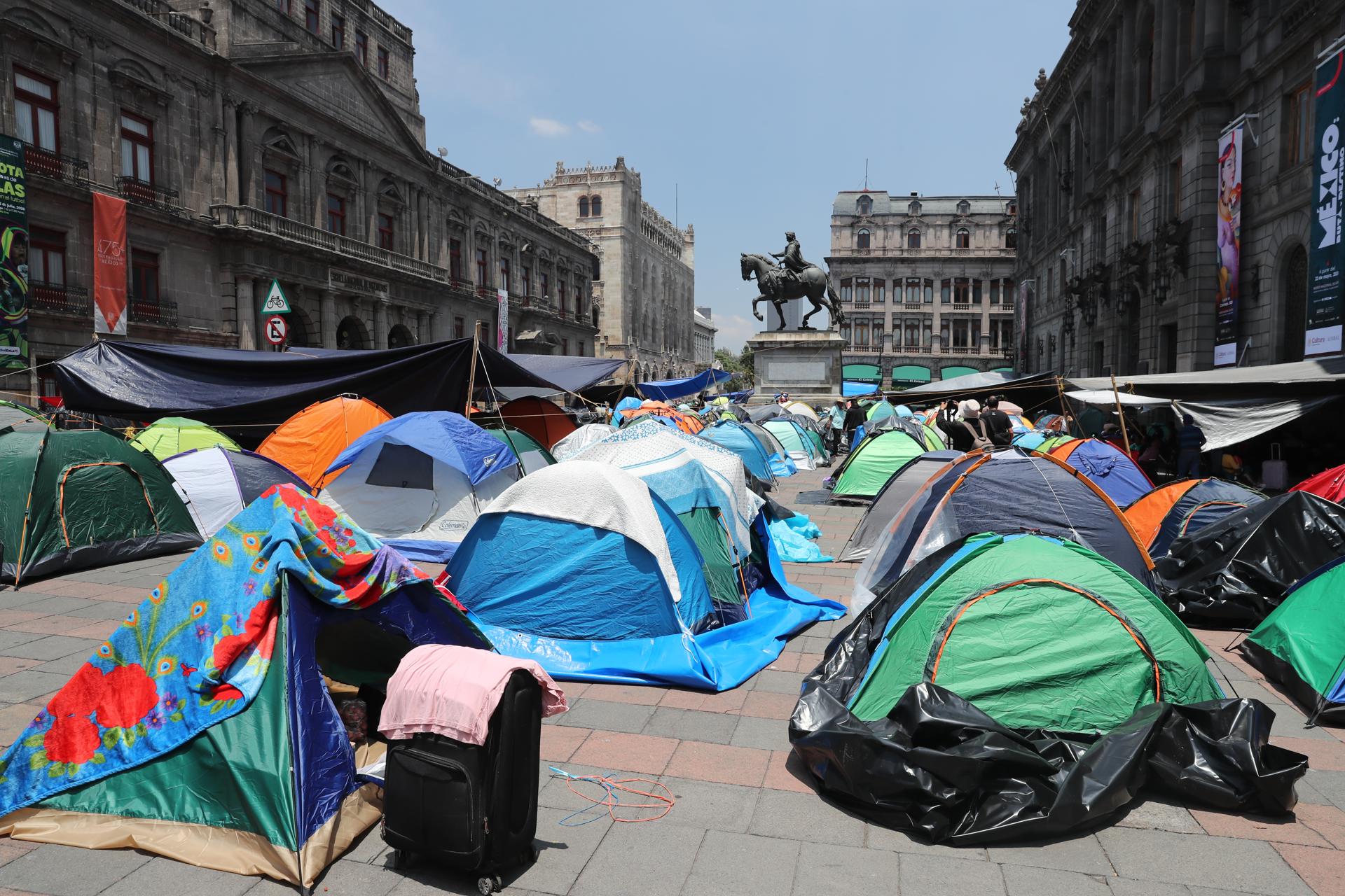Integrantes de la Coordinadora Nacional de Trabajadores de la Educación (CNTE) acampan en una calle este lunes, en Ciudad de México (México). EFE/ Mario Guzmán
