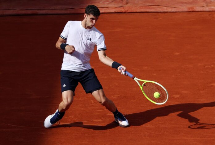 El tenista argentino Juan Manuel Cerúndolo en los octavos de final de Roland Garros en París Francia. EFE/EPA/MOHAMMED BADRA
