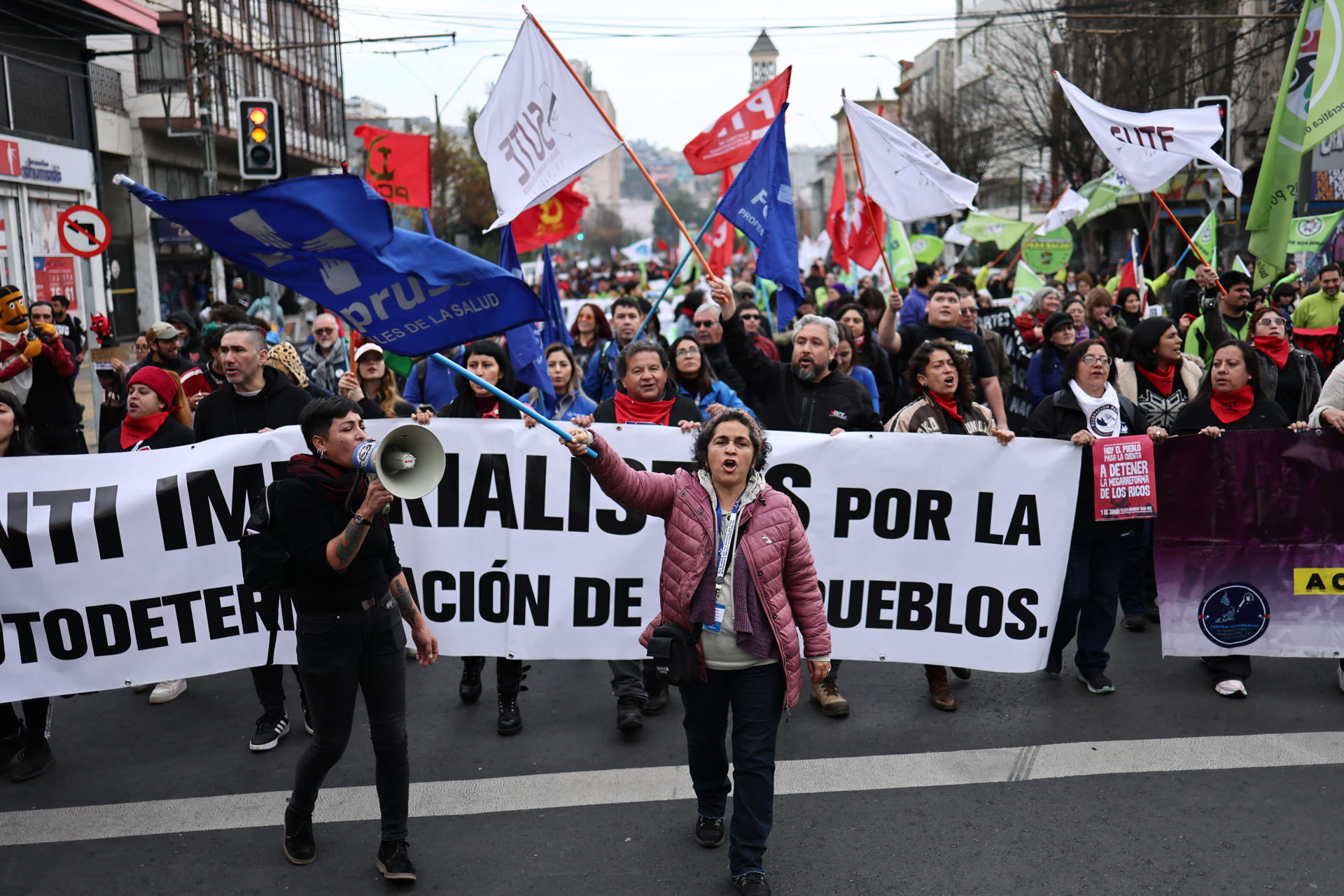 Personas participan en una manifestación a las afueras del Congreso Nacional durante el primer discurso de Presidente de Chile, José Antonio Kast, este lunes en Valparaíso (Chile). EFE /Javier Torres
