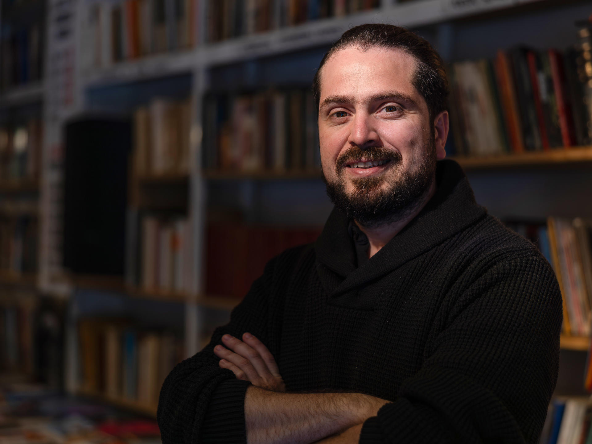 Fotografía del 29 de mayo de 2026 que muestra al escritor chileno Andrés Montero posando durante una entrevista con EFE en Sao Paulo (Brasil). EFE/ Isaac Fontana
