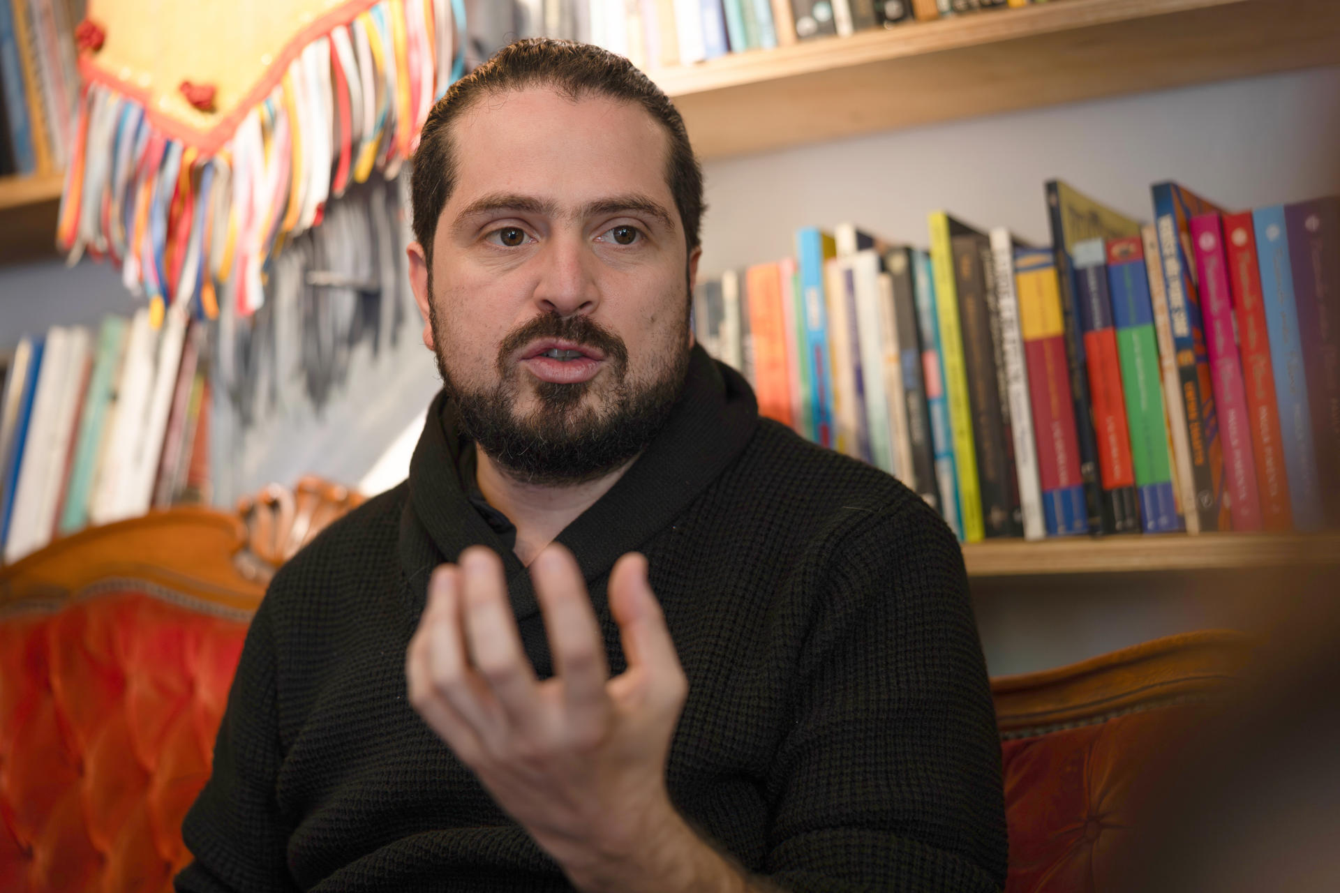 Fotografía del 29 de mayo de 2026 que muestra al escritor chileno Andrés Montero hablando durante una entrevista con EFE en Sao Paulo (Brasil). EFE/ Isaac Fontana
