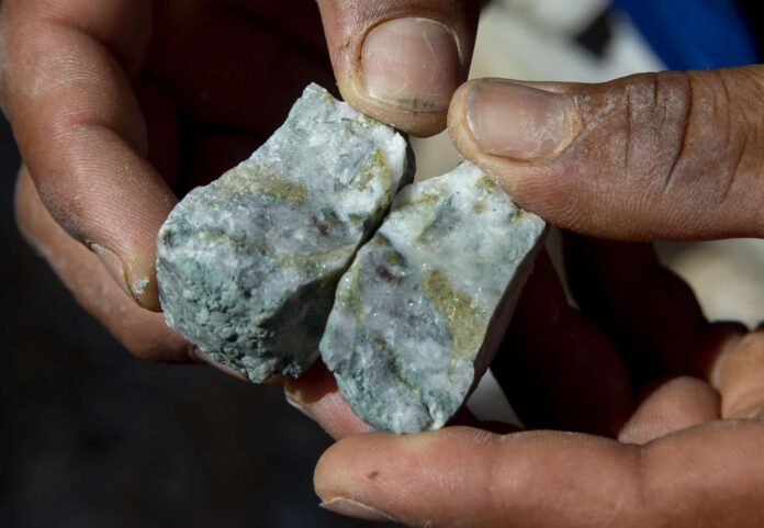 Fotografía de archivo del detalle de las manos de un minero que muestra un pedazo de piedra que contiene oro, el metal precioso más exportado por el Mercosur a Canadá durante 2025. EFE/Jorge Torres

