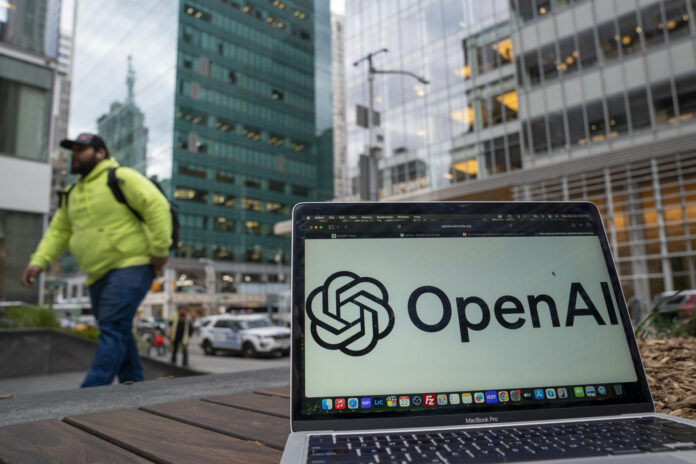 Fotografía de archivo de un computador con el logo de OpenAI. EFE/ Angel Colmenares
