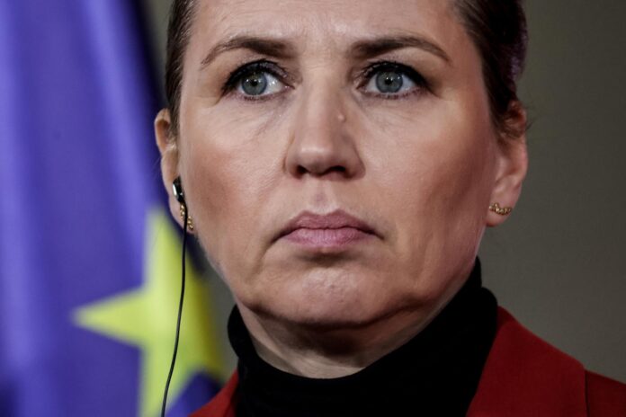 Fotografía de archivo en la que se captó a la primera ministra en funciones de Dinamarca, la socialdemócrata Mette Frederiksen, durante una rueda de prensa, en Berlín (Alemania). EFE/Filip Singer
