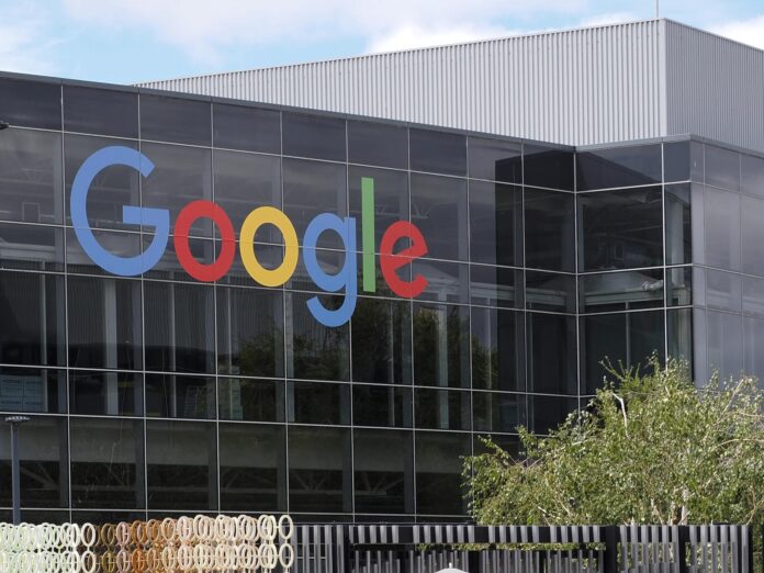 Fotografía de archivo de la fachada principal de la sede corporativa de Google y su empresa matriz, Alphabet Inc., en Mountain View (CA, EE.UU.). EFE/John G. Mabanglo
