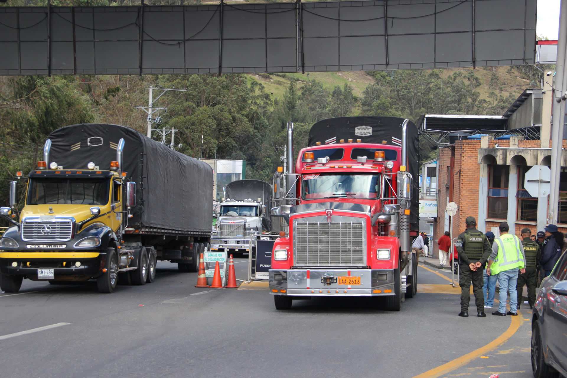 AME7561. TULCÁN (ECUADOR), 01/06/2026.- Fotografía que muestra camiones de carga circulando por el puente de Rumichaca en la frontera entre Colombia y Ecuador este lunes en Tulcán (Ecuador). El presidente ecuatoriano, Daniel Noboa, eliminó los aranceles del 100 % impuestos a las importaciones colombianas, tras la orden emitida por la Comunidad Andina para cesar la guerra comercial entre ambos países. EFE/ Xavier Montalvo
