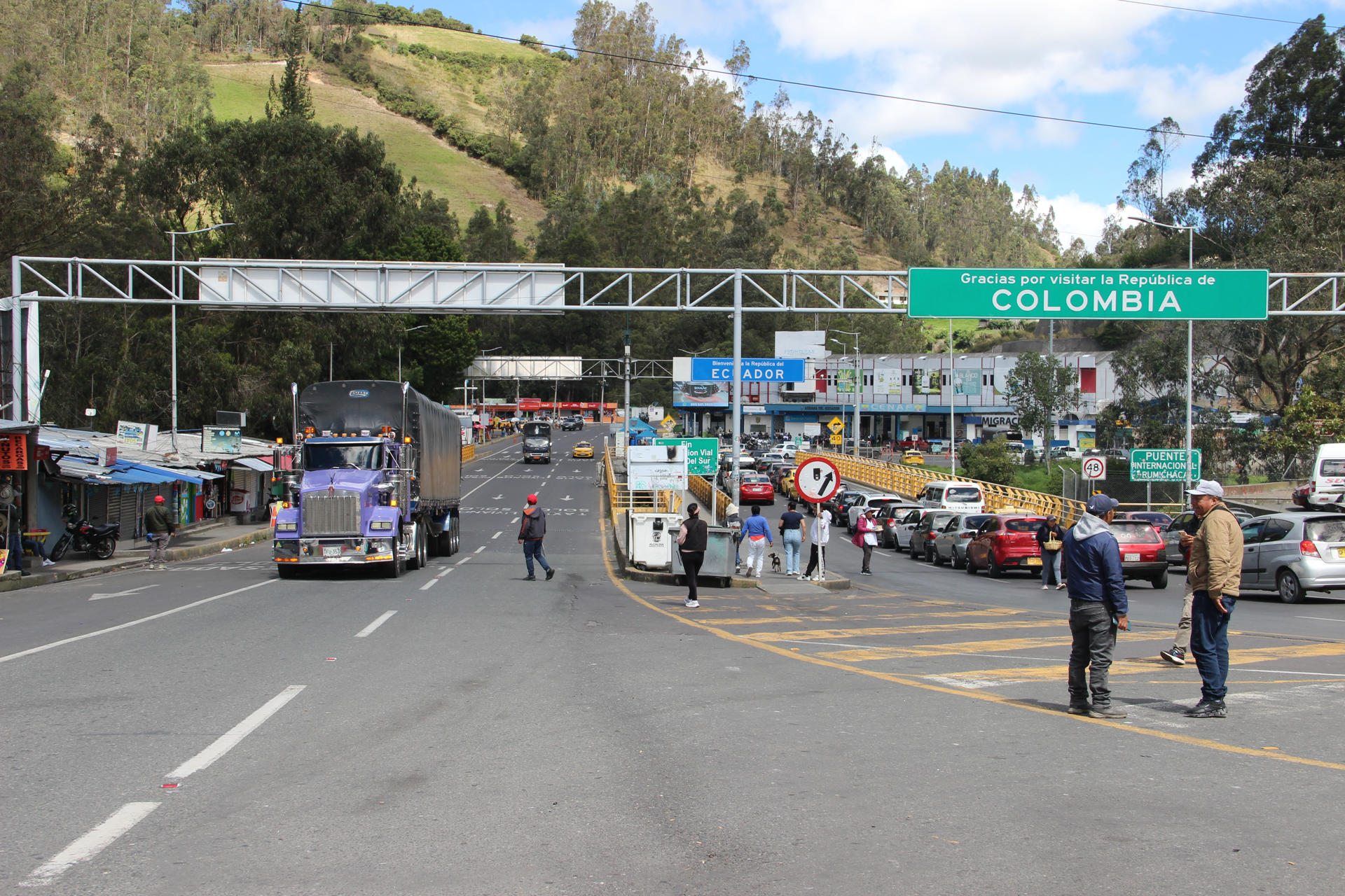 AME7561. TULCÁN (ECUADOR), 01/06/2026.- Fotografía que muestra camiones de carga circulando por el puente de Rumichaca en la frontera entre Colombia y Ecuador este lunes en Tulcán (Ecuador). El presidente ecuatoriano, Daniel Noboa, eliminó los aranceles del 100 % impuestos a las importaciones colombianas, tras la orden emitida por la Comunidad Andina para cesar la guerra comercial entre ambos países. EFE/ Xavier Montalvo
