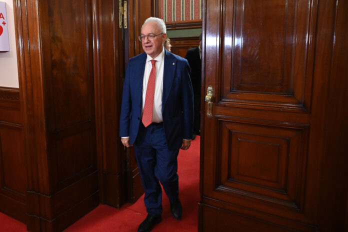 AME7504. MONTEVIDEO (URUGUAY), 01/06/2026.- El ministro de Relaciones Exteriores de Uruguay, Mario Lubetkin, reacciona durante la entrega al Parlamento del acuerdo Mercosur y la Asociación Europea de Libre Comercio (EFTA) este lunes, en Montevideo (Uruguay). EFE/ Federico Gutiérrez
