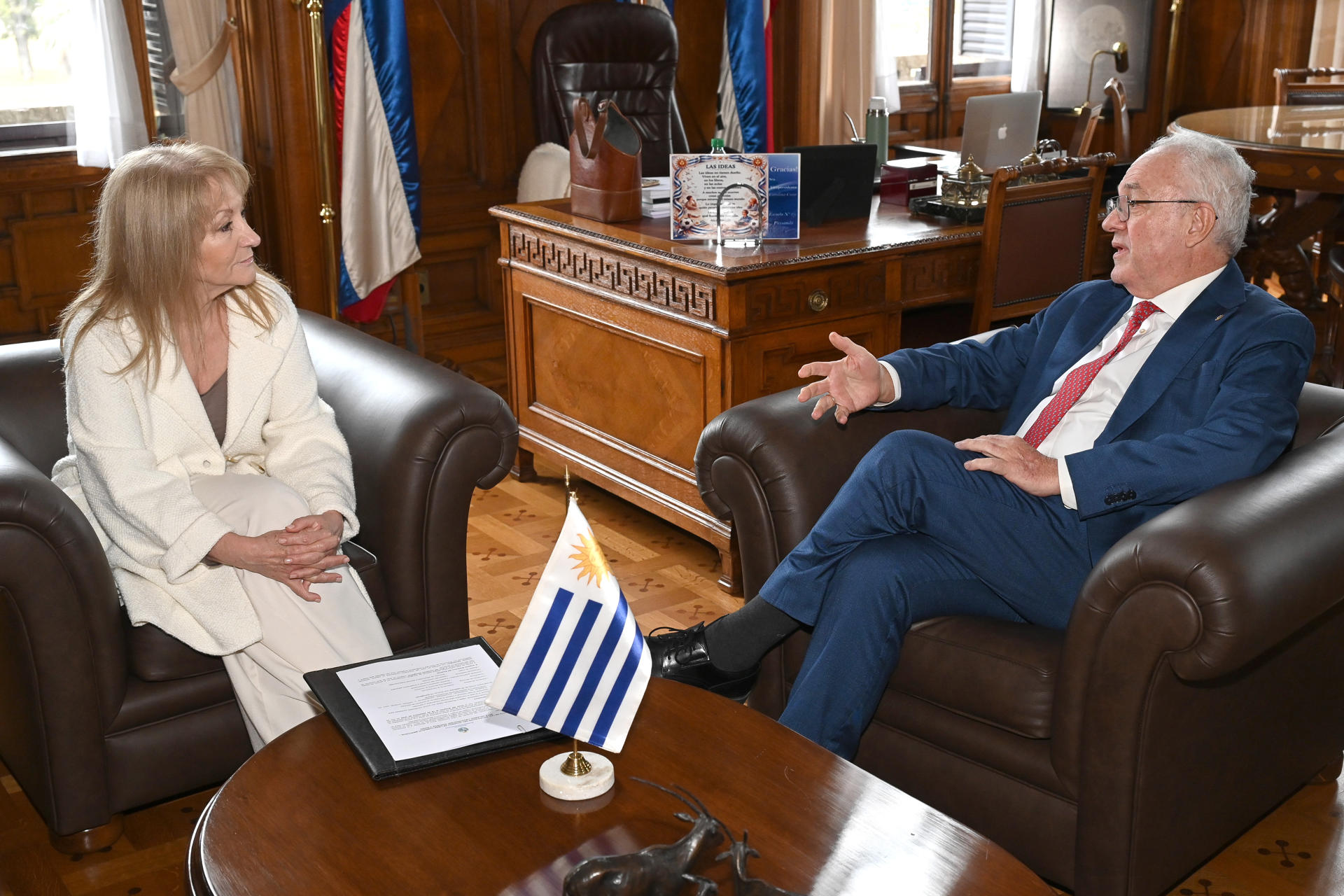 AME7504. MONTEVIDEO (URUGUAY), 01/06/2026.- El ministro de Relaciones Exteriores de Uruguay, Mario Lubetkin, habla con la vicepresidenta de la República y presidenta de la Asamblea General, Carolina Cosse, durante la entrega del acuerdo Mercosur y la Asociación Europea de Libre Comercio (EFTA) este lunes, en Montevideo (Uruguay). EFE/ Federico Gutiérrez