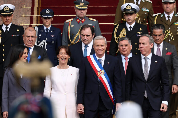El presidente de Chile, José Antonio Kast (c-d), sale junto a su esposa, María Pía Adriasola (c-i), del Congreso Nacional de Chile tras su primer discurso sobre el estado del país este 1 de junio de 2026, en Valparaíso (Chile). EFE/ Javier Torres
