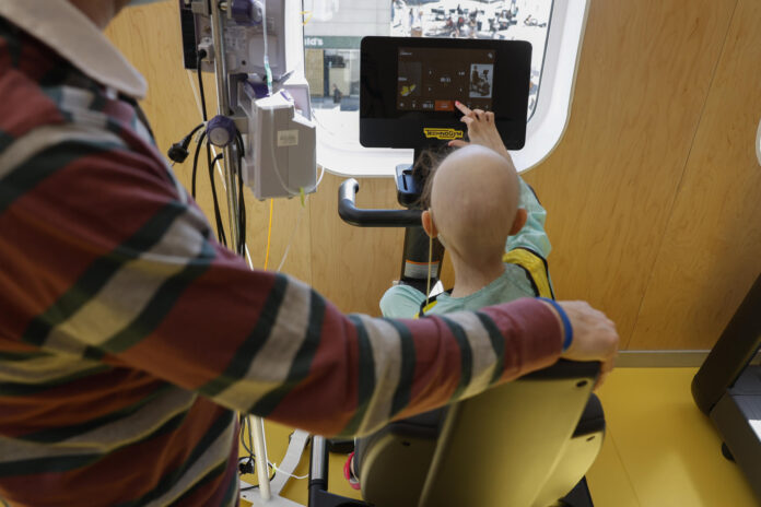 Un niño con cáncer prueba las nuevas instalaciones de la primera aceleradora para niños pacientes oncológicos. Imagen de archivo. EFE/ J.J.Guillén
