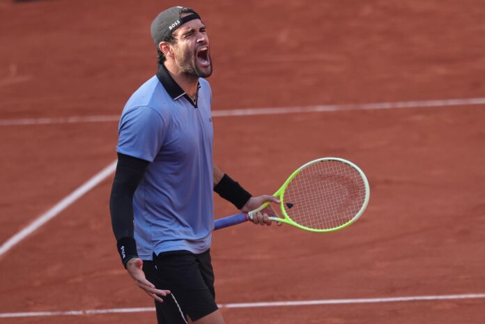 Matteo Berrettini, de Italia, celebra la victoria en su partido de octavos de final masculino contra Juan Manuel Cerúndolo, de Argentina, en el Roland Garros. EFE/EPA/MOHAMMED BADRA
