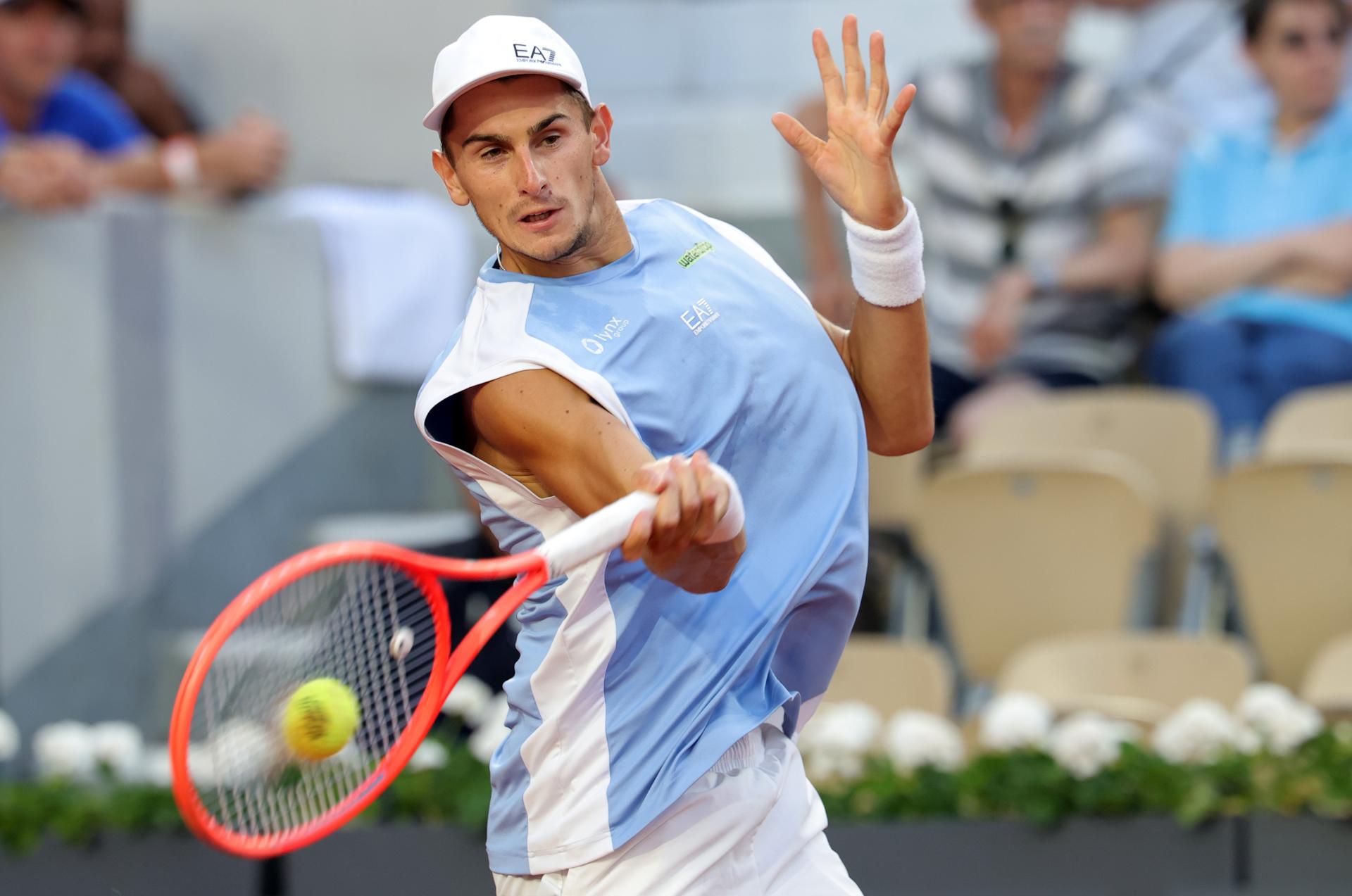 Matteo Arnaldi, de Italia, en acción durante su partido de octavos de final contra Francis Tiafoe, de EE. UU., en el Roland Garros. EFE/EPA/TERESA SUAREZ
